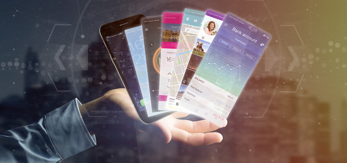 Os smartphones estão tornando a vida das pessoas mais eficiente, seja para pedir comida, fazer compras no supermercado e farmácias, ajudar na dieta, fazer exercícios ou até controlar a respiração. Naturalmente, empresas têm concentrado o foco principal de sua estratégia de negócios para que seus produtos e serviços estejam na palma da mão do seu público. Sendo assim, os desenvolvedores que gostam de estar atualizados sobre as tecnologias que o mercado está utilizando podem ler, estudar e até mesmo desenvolver projetos pessoais no GitHub para entender como esses frameworks e bibliotecas web funcionam nos aplicativos híbridos. 5 tecnologias para aplicativos híbridos React Native Segundo pesquisa da Stack Overflow Developer Survey 2021, o React Native está cotado como uma das tecnologias mais amadas entre os desenvolvedores. É uma solução para ajudá-lo a criar aplicativos móveis renderizados nativamente no Android e no iOS. Essa estrutura é testada e confiável por uma grande base de desenvolvedores para criar aplicativos. Lançado em 2015 pelo Facebook, é amplamente utilizado em todos os aplicativos móveis da empresa e oferece a capacidade de criar aplicativos híbridos robustos e complexos a partir do zero. O melhor do React Native é que ele é baseado no React, que é uma biblioteca JavaScript também mantida pela empresa. Flutter Flutter é um framework aberto e gratuito da Google, que teve sua primeira versão lançada em 2015, chamada de "Sky". Através dele, você pode criar aplicativos móveis Android e iOS, que são compilados nativamente de forma inteligente a partir de uma única base de código. É uma estrutura de interface do usuário (UI) que ajuda a criar e implantar facilmente aplicativos móveis atraentes, acelerando o desenvolvimento O Flutter possui uma estrutura abrangente e precisa que contém widgets, um mecanismo de renderização, APIs de depuração e integração e recursos para ajudar os desenvolvedores a criar e implantar aplicativos móveis bonitos. Nenhum outro SDK móvel (Kit de Desenvolvimento de Software) além do Flutter fornece estilos reativos sem qualquer ponte Javascript. Ionic O Ionic é considerado uma das estruturas de desenvolvimento de aplicativos multiplataforma mais rápidas usadas para criar aplicativos móveis híbridos. Lançado em 2013, até agora possui mais de 5 milhões de aplicativos construídos com Ionic. Ao utilizar este poderoso kit de desenvolvimento de software (SDK) de front-end, você pode criar aplicativos híbridos visualmente atraentes usando um conjunto completo de ferramentas. Se você deseja aprimorar a funcionalidade de um aplicativo, o Ionic permite integrá-lo a qualquer estrutura Javascript, como Vue, React e Angular. Quasar O framework Quasar é uma estrutura baseada em Vue.js de código aberto licenciada pelo MIT, que permite que você, como desenvolvedor da Web, escreva o código uma única vez e implante simultaneamente como um site (SPA, PWA, SSR), aplicativo móvel (iOS, Android) e desktop (usando Electron) usando uma única base de código. O Quasar traz uma interface do usuário de última geração, seguindo as diretrizes do Google Material. Oferece minificação HTML/CSS/JS, bloqueio de cache, trepidação de árvores, mapeamento de origem, divisão de código e carregamento lento, transpilação ES6, código de linting e recursos de acessibilidade, mantendo uma pequena sobrecarga de desempenho. Xamarim O Xamarin possui funcionalidade versátil com uma ampla variedade de ferramentas para o desenvolvedor. É uma estrutura usada para desenvolvimento de aplicativos multiplataforma para iOS, Android e Windows Phone em C# com Visual Studio. Hoje existem cerca de 1,4 milhão de desenvolvedores na comunidade que oferecem suporte ao Xamarin, que é famoso pelo princípio “Write Once, Run Anytime”. Em 2016, foi adquirido pela Microsoft em 2016 e se tornou uma estrutura de desenvolvimento de aplicativos móveis muito popular. O Xamarin permite que você crie aplicativos universais e tenha o benefício de executá-los em dispositivos sem comprometer o design nativo. Oferece uma forma eficaz de criação, testes e rastreamento do desempenho de aplicativos móveis. O intuito deste conteúdo foi facilitar sua escolha na hora de desenvolver seus projetos de aplicativo móveis pessoais e até mesmo corporativos. Se você ainda não decidiu qual a melhor tecnologia para seu negócio, aqui vai uma dica: faça uma lista para priorizar as necessidades e características do seu negócio e, então, veja qual framework atende a maioria dos seus requisitos. Você está pronto para usar um desses frameworks para seu projeto de desenvolvimento de aplicativos híbridos? Compartilhe sua experiência conosco e conte-nos qual estrutura você está usando para criar aplicativos híbridos.